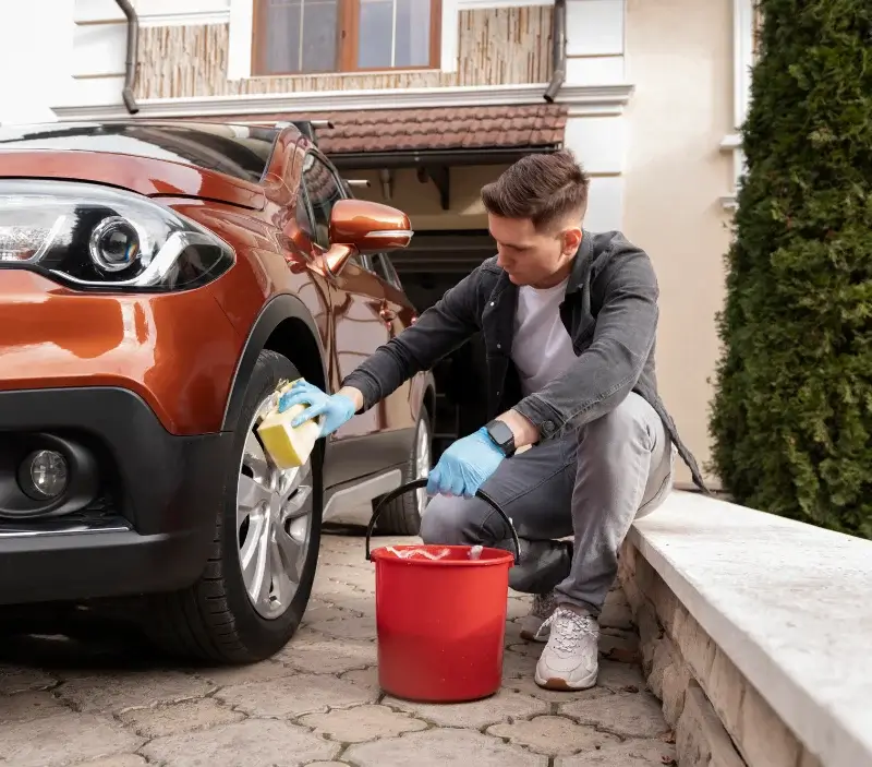 Lavage auto à domicile Saint-Floxel : professionnel intervenant sur un véhicule